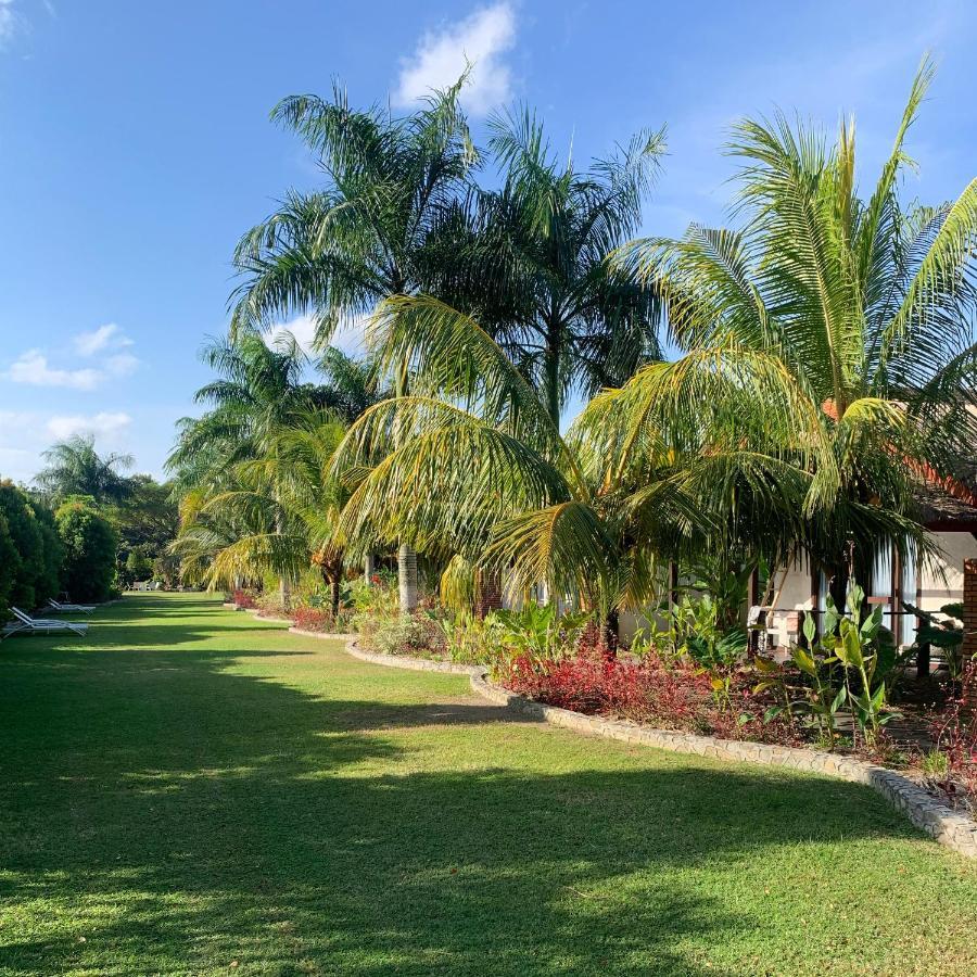 Burudika Bungalows Selong Belanak Esterno foto